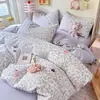 Juego de cuatro piezas de algodón acolchado fresco y sencillo estilo Ins, ultra suave para dormir sin nada, estampado floral estilo pastoral, juego de tres piezas para dormitorio, funda de edredón de gasa de doble capa