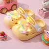 Nuevas pantuflas cerradas luminosas Coolomi para niñas, zuecos de verano para niños, sandalias suaves antideslizantes para bebés que se iluminan