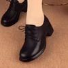Nuevos Zapatos Planos de Cuero Suave con Tacón Grueso para Mujer Moda Otoño 2025 Versátiles para Mamá con Cordones Puntiagudos Redondos Suela Suave Mocasines para Mujer