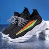 Sapatos Casuais Infantis para Jardim de Infância 2025 Novo Estilo Tênis Respirável com Tecido Fly Woven e Malha Furada para Crianças e Mulheres Tênis Esportivos para Meninos Venda por Atacado