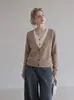 Suéter de punto patchwork de cuello en V moderno, un nuevo estilo otoño/invierno para mujer, con corte ajustado y mangas largas.