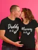Uno dos = tres papá mamá por ser mujeres embarazadas largas amantes Camiseta divertida y graciosa