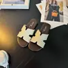 Pantuflas Sencillas y Cómodas con un Estilo Moderno, Nuevo Modelo Verano 2026, Ligeras y Adecuadas para Combinar con Faldas, Pantuflas Planas, Antideslizantes, Versátiles Pantuflas de Una Tira