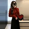 Nuevo conjunto de suéter rojo estilo chino para mujer, nuevo modelo otoño e invierno 2026, atuendo de Año Nuevo, top de punto estilo capa con ondas