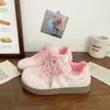 Tênis da Coleção Outono 2026 para mulheres, estilo cartoon moderno e adorável, inspirado em tênis do Exército Alemão, slip-on casual, versátil para estudantes, com sola macia e design clássico branco