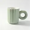 Caneca de cerâmica personalizada com alça de rosquinha e listras verticais em cores de macaron, xícara de café de alta estética para casais no escritório