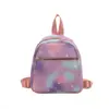 2025 Nuevo Tela de Nylon Gran Capacidad Manchado Casual Fresco Pequeño Color Caramelo Textura Hilo de Bordar Mochila Portátil