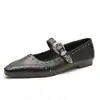 Sapatos rasos femininos estilo britânico, estilosos, de metal com rebites, retrô, para trabalho, com bico fino e tira única, sapatilhas da moda