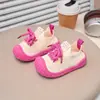 Novas sandálias fechadas 2026 para meninas, sapatos de bebê, sapatos únicos, tênis estilosos de malha respirável para meninas