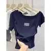 Nova Camiseta Feminina 2026, Manga Curta, Ombro a Ombro, Slim Fit, Fashion, Design Casual, Top Branco para Verão