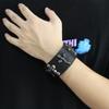 Pulsera de cuero con remaches de calavera punk europea y americana original, pulsera de cuero con remaches retro, ventas directas de fábrica