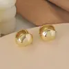 Hebilla de oreja redonda lisa de lujo ligero nicho para el día a día pendientes de lujo ligero diseño de moda sentido avanzado simple pendientes para mujer sentir