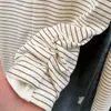 Camiseta Rayada de Dos Piezas Falsas de Tiro Real Americano para Mujer, Primavera y Otoño, Top Base Ajustado a la Cintura con Volantes, Manga Larga con Cuello Semi Abierto, Comercio Exterior