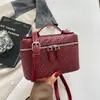 Nuevo bolso pequeño cuadrado de alta moda para principios de otoño de 2026 con una textura relajada, adecuado para el trabajo y para ir al trabajo, se puede llevar al hombro o cruzado, o como bolso de mano
