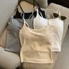 Camisola Branca Sexy para Garotas Quentes com Bojos, Projetada para Ser Usada por Fora ou por Dentro, Apresentando um Design Emagrecedor e Top Elegante para Camada Base