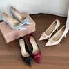Primeiro Encontro: Sapatos rasos elegantes estilo francês com laço e bico fino, saltos agulha femininos, sapatos de noiva, sapatos para damas de honra, saltos altos formais