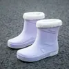 Botas de lluvia transfronterizas, zapatos de agua de tubo medio de moda para mujer, botas de lluvia para uso exterior, zapatos de goma antideslizantes impermeables, cubrezapatos ligeros, botas de agua para adultos