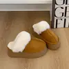 Chinelos Fofos Femininos para Uso Externo Outono e Inverno 2026 Novos Chinelos de Algodão com Forro de Pelúcia Fechados na Ponta Quentes com Aumento de Altura Solado Grosso Slip-on
