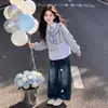Sudadera con capucha de retazos de bloques de color a rayas para niños medianos y grandes, primavera/otoño 2026, solapa, niñas, versátil, caricatura, lindo, conjunto de jeans