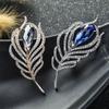 Broche de plumas de pavo real estilo coreano para mujer, con ramillete de cristal de imitación, combina con todo, diseño elegante, accesorio de ropa.