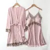 Conjunto de pijama de seda gelada feminino para o verão, camisola sexy de renda com roupão, conjunto de cinco peças, roupa de casa de manga comprida para live do TikTok com bojos