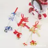 Artigos decorativos: sinos de rena, pequeno veado com enfeites de árvore de Natal, adereços decorativos, presentes, laços de alce, chifres