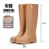 Botas de Chuva Grossas para Mulheres de Comércio Exterior Transfronteiriço, Sapatos Impermeáveis de Cano Alto, Sapatos de Borracha Antiderrapantes e Modernos, Atacado de Fábrica em Yunnan