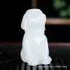 Ornamento de Mão Pixiu de Jade Branco Imitação de Jade Hetian Feito de Material Mongol, Peça de Mão do Deus da Riqueza, Escultura em Jade para Venda no Atacado para Fontes de Transmissão ao Vivo