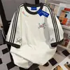 Camiseta de Manga Curta 100% Algodão com Cavalo Fofo e Três Listras para Homens e Mulheres Verão Comprimento Médio Gola Redonda Solta Afinando Versátil