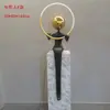 Lámpara de escultura abstracta de bola de personaje Lámpara de sala de exposiciones lámpara de oficina de ventas de hotel Lámpara de decoración artística lámpara de león lámpara de pie con forma humana