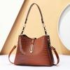 Bolsa Pequena de Três CamadasBolsa Transversal de Ombro Único da Moda Modelo Novo 2026 Bolsa Saco de Couro Brilhante para Mães de Meia-Idade Atacado