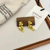 Aretes de Flor con Borla Dorada Hoja Dorada para Mujer Estilo Retro Lujo Ligero Sentido de Alta Gama 2025 Nuevo Estilo Caliente Aretes de Botón