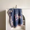 Bufanda cruzada europea y americana de imitación cachemir para mujer, nuevo patrón de espiga para otoño e invierno con letra H, chal y calentador de cuello engrosado de doble cara