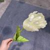 [Material de flor blanca] Arreglo floral de hortensia, rosa, flor de pasto escarchado con decoración de material de hoja de niebla de techo de pasto, flor de simulación para boda