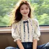 Camisa Floral Estilo Francês com Gola Alta e Manga Curta Wzxsk para Mulheres, Fina e Leve, Novo Modelo de Verão 2026, Elegante e Única, Diferente das Outras