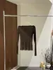 HOO Otoño para Mujer Estilo Francés de Alta Gama Mate Hombros Descubiertos Versátil para el Trabajo Camiseta de Manga Larga Flockada TB4228