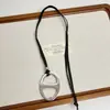 Acero de Titanio No se Desvanece Nariz de Cerdo Peine Pequeño Collar para Mujer Nicho de Gama Alta Estiloso Cadena Larga para Suéter con Cuerda de Cuero