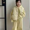 Conjunto de 3 Piezas para Niñas Otoño e Invierno Nuevo 2025 Estilo Coreano Color Sólido Sudadera Engrosada con Forro de Felpa, Pantalones Deportivos Casuales, Chaleco de Felpa Acolchado