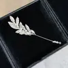 Broche de Espada Full Diamond Brillante de Trabajo Pesado Lujo Ligero para Mujer Nicho de Gama Alta Único Hermoso Pin Accesorios para Abrigo Chaqueta