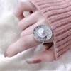 Anillo con diseño de perla de concha marina retro de estilo francés europeo y americano para mujer, estilo con abertura, ligero, lujoso, moderno, simple y con personalidad.