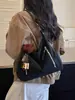Este año, los bolsos de axila de estilo retro están de moda. Aquí tienes un bolso de hombro tipo tote nuevo, moderno y minimalista diseñado para mujeres, perfecto para el uso diario y para añadir un toque de sofisticación a tu look.