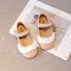Sapatos Pequenos de Couro para Meninas 2024 Primavera e Outono Novos Sapatos Individuais Infantis Bebês Meninas Estilo Coreano Sapatos de Princesa Sola Macia Sapatos de Feijão Modernos