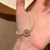 Pulseira de Pérolas em Camada Dupla com Placa de Estrela de Oito Pontas Estilo Retrô para Mulheres, Nicho de Luxo Leve, Moda Exquisita, Pulseira Versátil e Personalizada