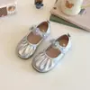Zapatos de Princesa para Niñas 2025 Nuevo Estilo Zapatos Pequeños de Cuero para Niños Suela Suave Estilo Pequeño Chanel Zapatos Individuales Zapatos de Bebé Niña Primavera Mary Janes