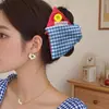 Pinza de Agarre Triangular de Tela a Cuadros para Mujer Clip de Tiburón de Alto Nivel Sentido del Diseño Pinza para el Cabello de Nicho Pinza para el Cabello de la Parte Posterior de la Cabeza para Mujer