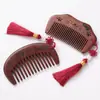 Pente pequeno de sândalo vermelho em formato de lua com franjas, artesanato esculpido, pente de cabelo liso, escultura de gato, presente compacto, item cultural e criativo para casa e viagem