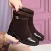 Botines versátiles dropshipping zapatos para madres de mediana edad moda con felpa interior retro otoño e invierno zapatos de cuero para mujer un botín