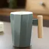 Caneca Minimalista Nórdica com Alça de Madeira e Tampa Caneca de Cerâmica Copo de Água para Casal de Escritório Conjunto Caixa de Presente Impressão de Logo no Presente
