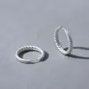 Moda Retro Gradiente Tejido de Cable Aro Plateado Clip para Oreja Diseño de Nicho Simple Versátil Pendiente Esencial para el Trayecto Diario