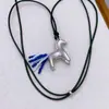Colar com Pingente de Pônei Vintage de Luxo Leve Estilo Francês Moda Versátil Corda Trançada Elegante Corrente Longa para Suéter